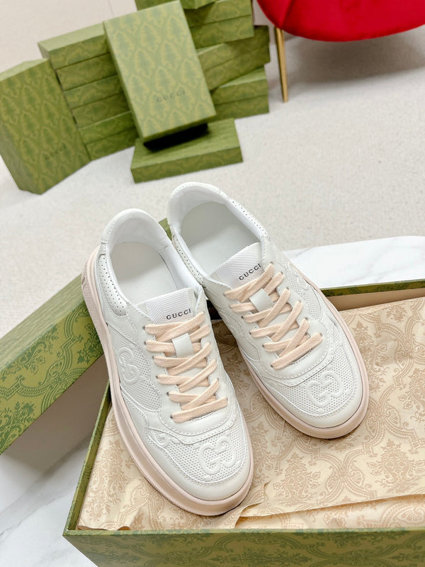 SNEAKERS IN PELLE DI VITELLO BIANCA E ROSA PASTELLO CON GG IN RILIEVO