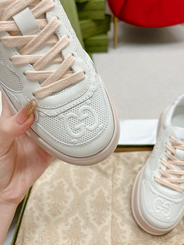 SNEAKERS IN PELLE DI VITELLO BIANCA E ROSA PASTELLO CON GG IN RILIEVO