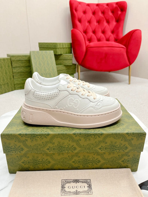 SNEAKERS IN PELLE DI VITELLO BIANCA E ROSA PASTELLO CON GG IN RILIEVO
