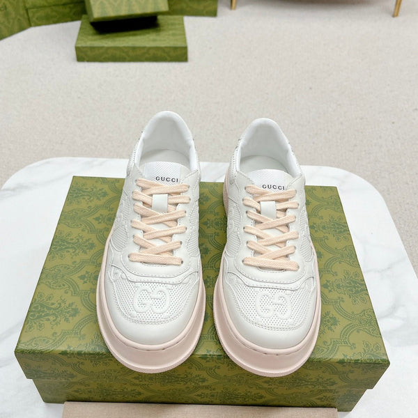 SNEAKERS IN PELLE DI VITELLO BIANCA E ROSA PASTELLO CON GG IN RILIEVO