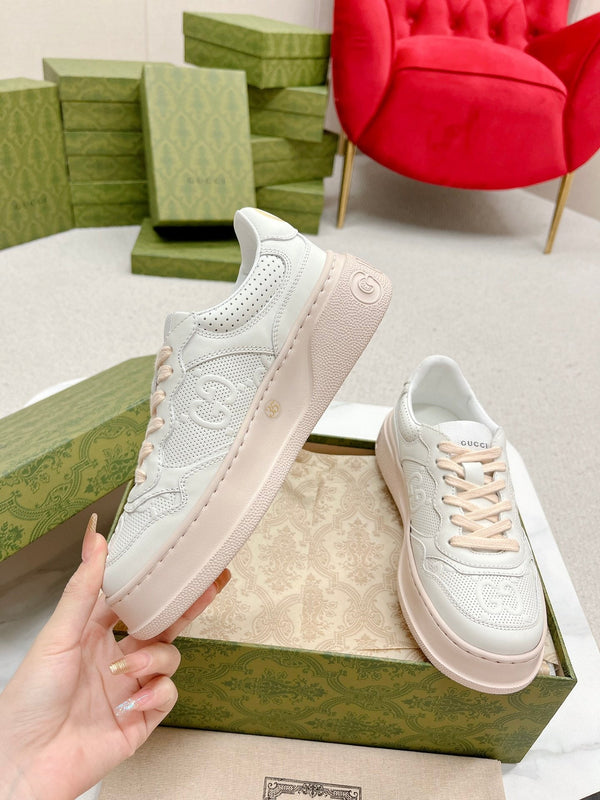 SNEAKERS IN PELLE DI VITELLO BIANCA E ROSA PASTELLO CON GG IN RILIEVO