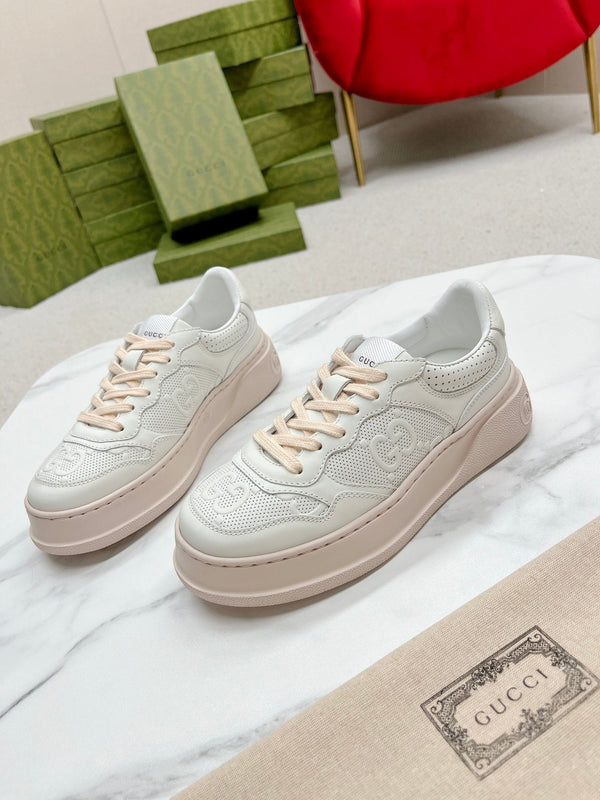 SNEAKERS IN PELLE DI VITELLO BIANCA E ROSA PASTELLO CON GG IN RILIEVO