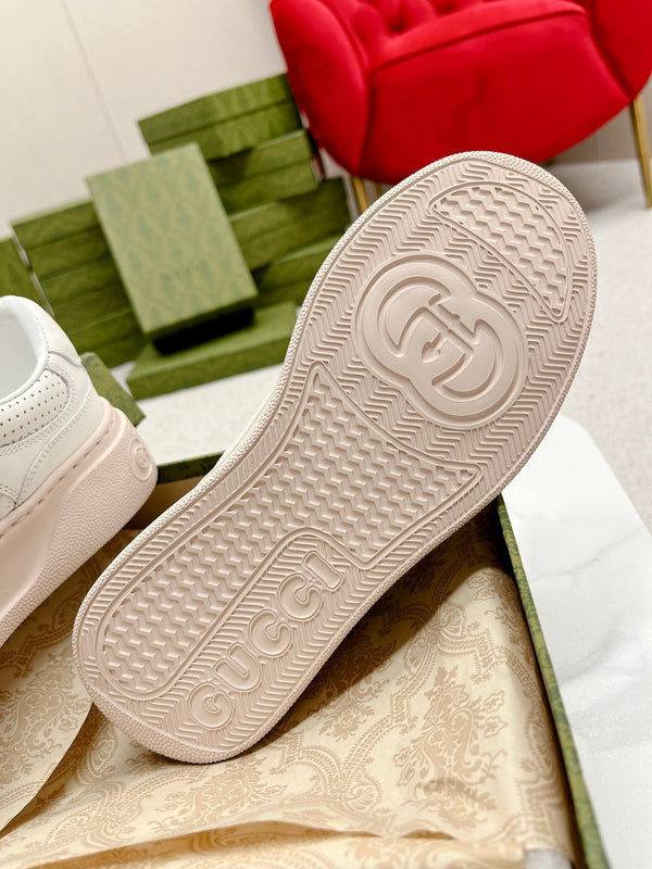 SNEAKERS IN PELLE DI VITELLO BIANCA E ROSA PASTELLO CON GG IN RILIEVO