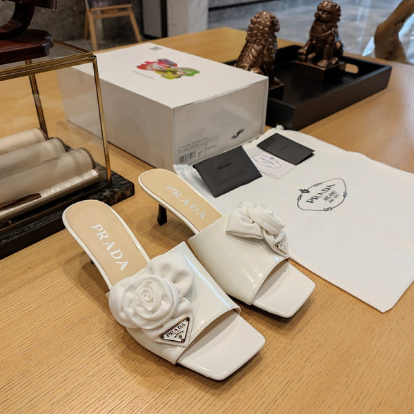Prad 26s Open Toe Mules 45mm In White Patent Calfskin With Rosette