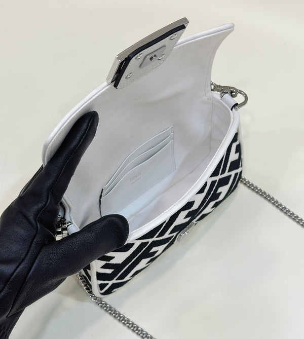 BORSA FENDI 19 BAGUETTE IN TELA MISTA NERA E BIANCA CON FERRAMENTA ORO