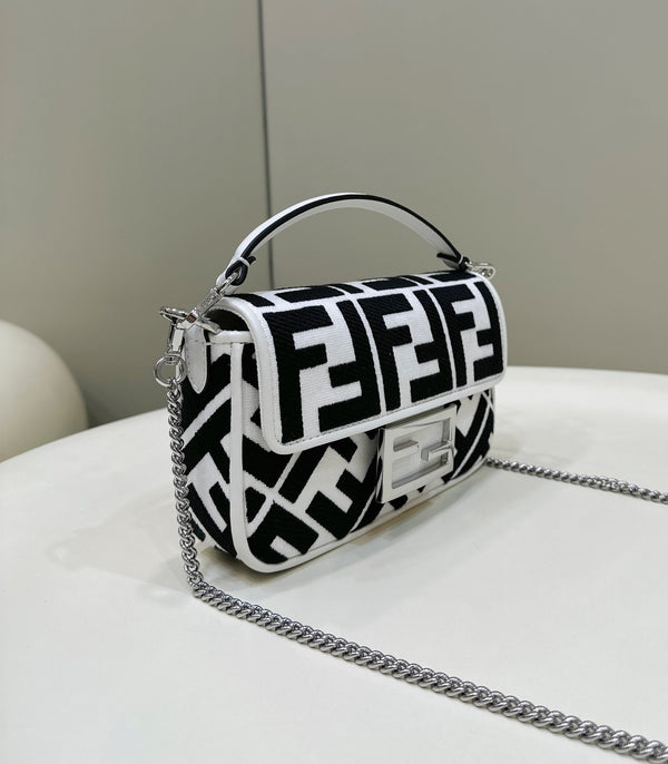 BORSA FENDI 19 BAGUETTE IN TELA MISTA NERA E BIANCA CON FERRAMENTA ORO