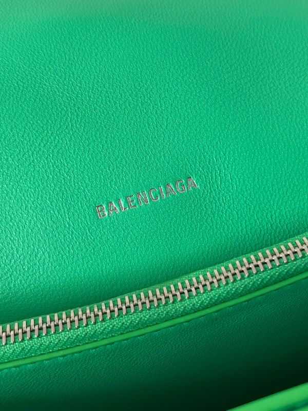 BORSA CRUSH CHAINED 32 IN PELLE DI VITELLO SCHIACCIATA TRAPUNTATA VERDE CON FERRAMENTA IN ARGENTO