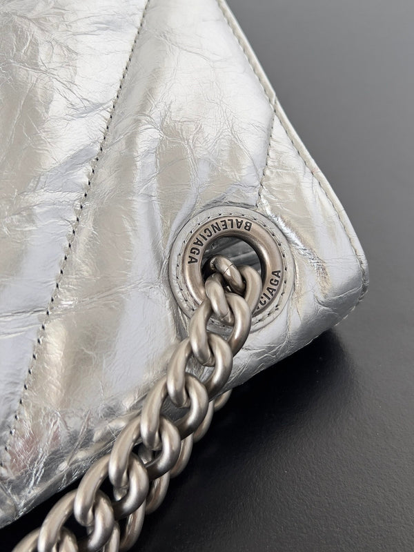 BORSA CRUSH CHAINED 32 IN PELLE DI VITELLO SCHIACCIATA TRAPUNTATA METALLIZZATA ARGENTO