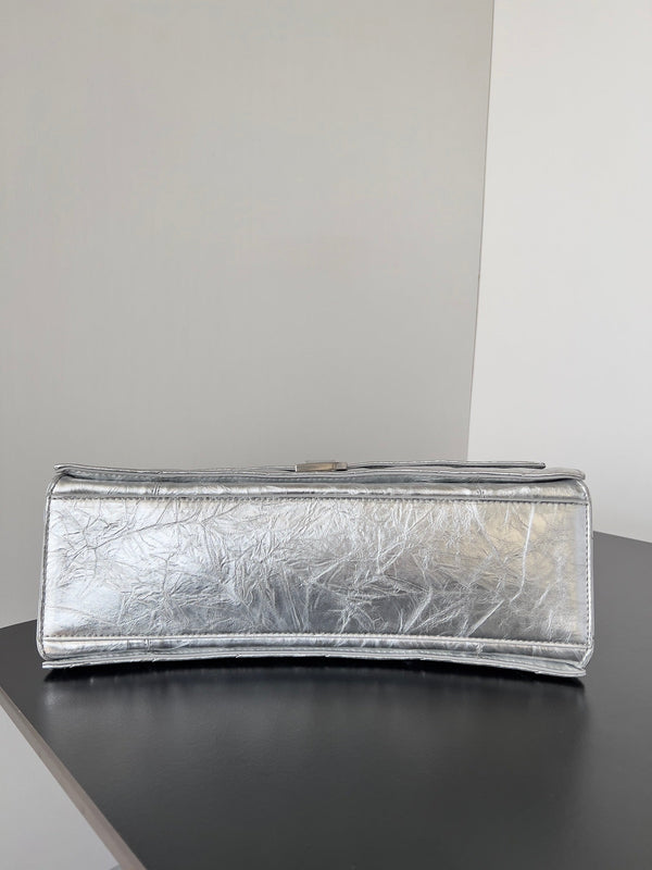 BORSA CRUSH CHAINED 32 IN PELLE DI VITELLO SCHIACCIATA TRAPUNTATA METALLIZZATA ARGENTO