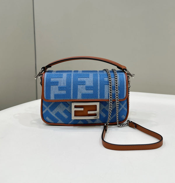 BORSA FENDI 19 BAGUETTE IN TELA AZZURRA CON FERRAMENTA ARGENTO