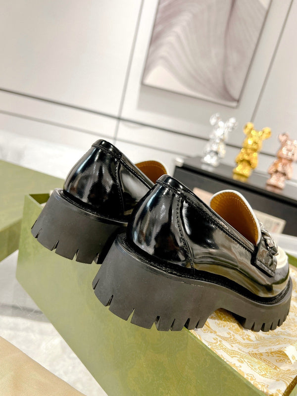 MOCASSINO GG CON CATENE GG IN PELLE DI VITELLO LUCIDA NERA E BIANCA