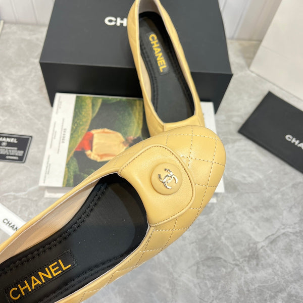 ballerina beige nera in pelle di vitello trapuntata