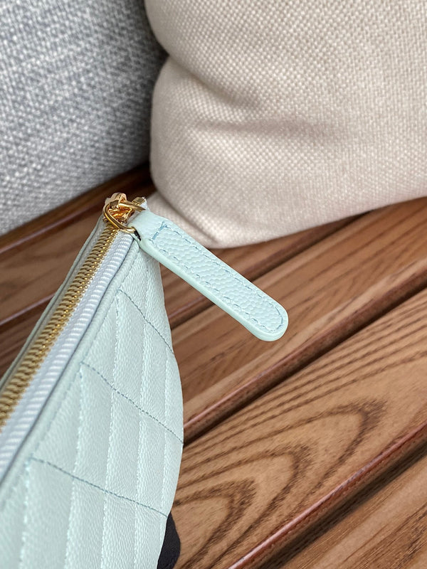 Portafoglio con cerniera cc 15 blu nuvola chiaro caviale hardware oro