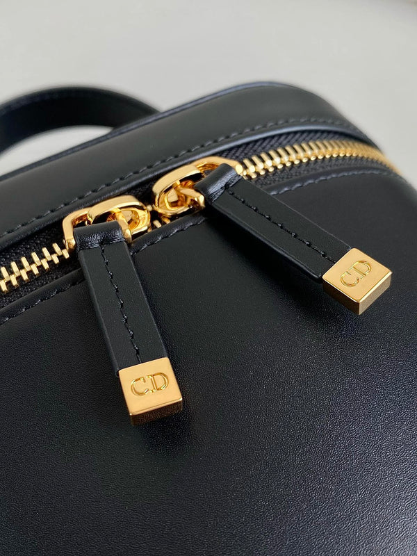 SIGNATURE VANITY 16 IN PELLE DI AGNELLO NERA