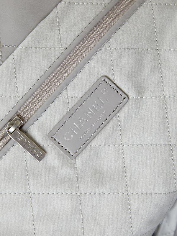 cc 22 hobo in pelle di vitello grigia con finiture in argento