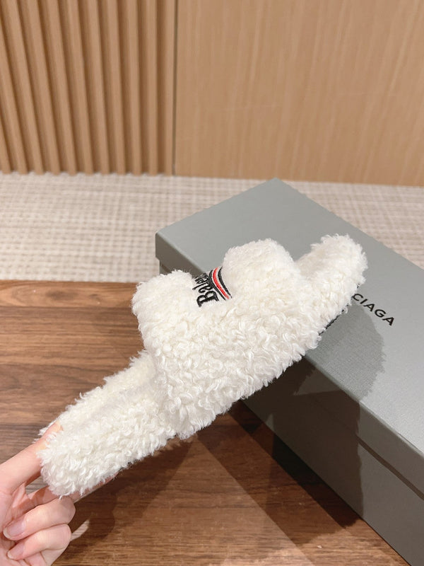 FURRY SLIDES IN WHITE CURLY SHEARLING