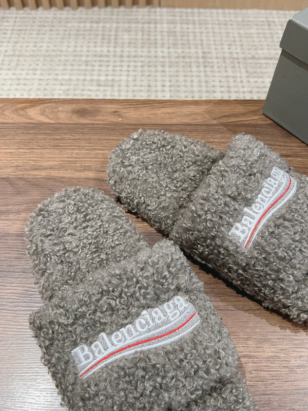 FURRY SLIDES IN GRAY CURLY SHEARLING