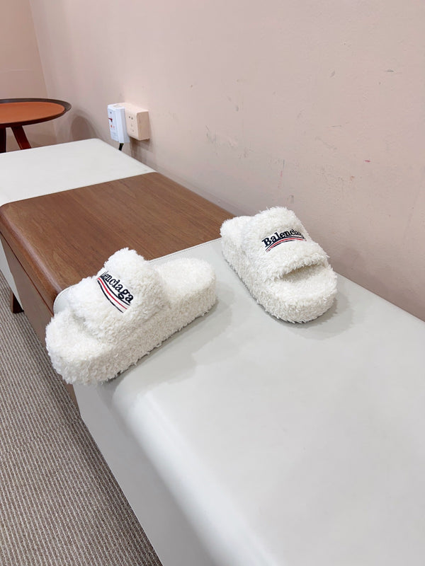 THICK-SOLED SLIPPERS IN WHITE WOOL