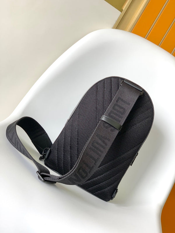 Borsa a tracolla LV Pilot 30 cm in pelle di vacchetta nera 241193