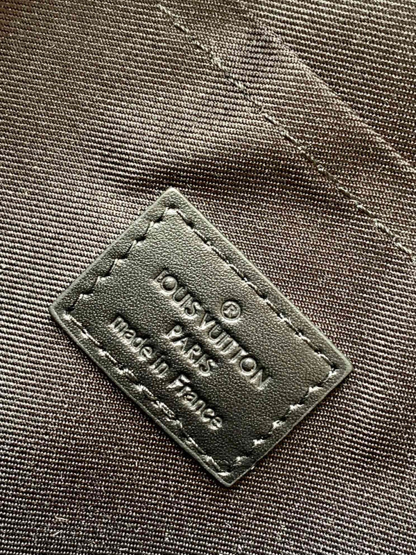 Borsa a tracolla LV Pilot 30 cm in pelle di vacchetta nera 241193