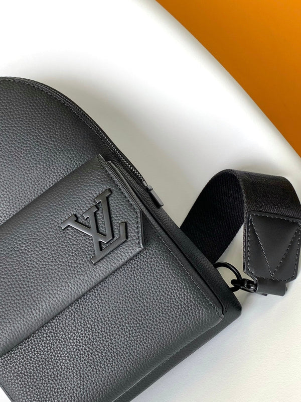 Borsa a tracolla LV Pilot 30 cm in pelle di vacchetta nera 241193