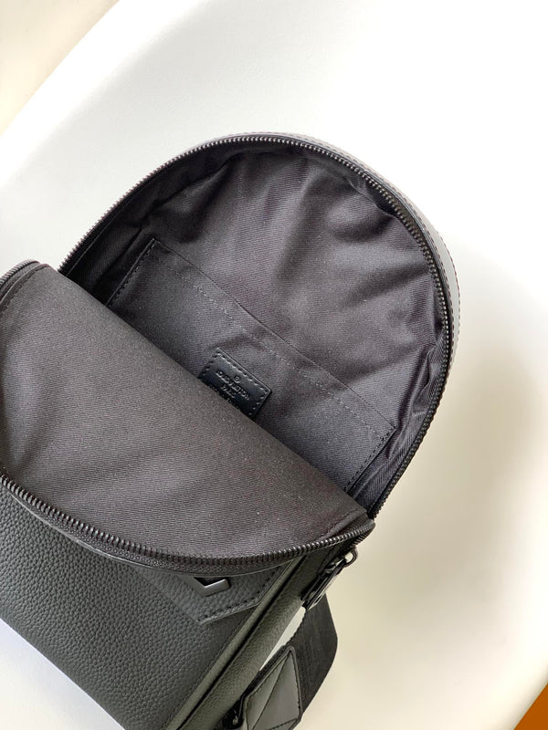 Borsa a tracolla LV Pilot 30 cm in pelle di vacchetta nera 241193