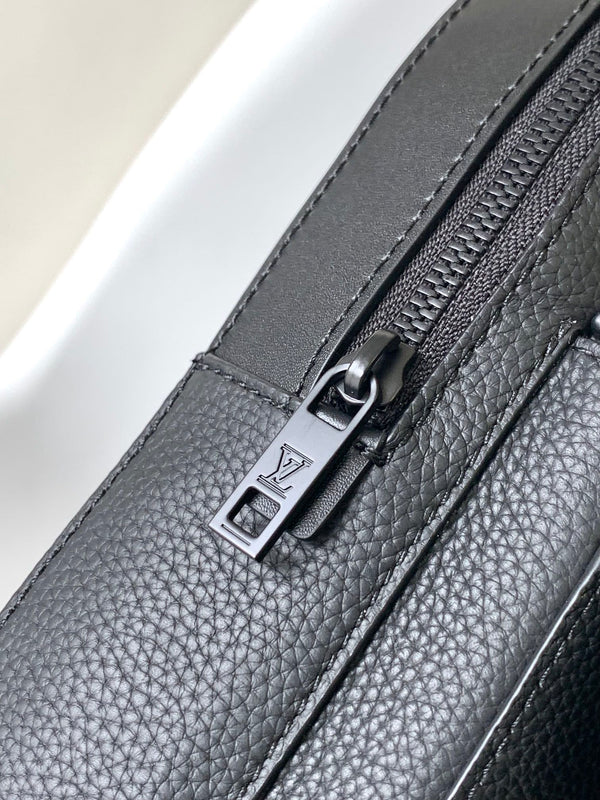 Borsa a tracolla LV Pilot 30 cm in pelle di vacchetta nera 241193