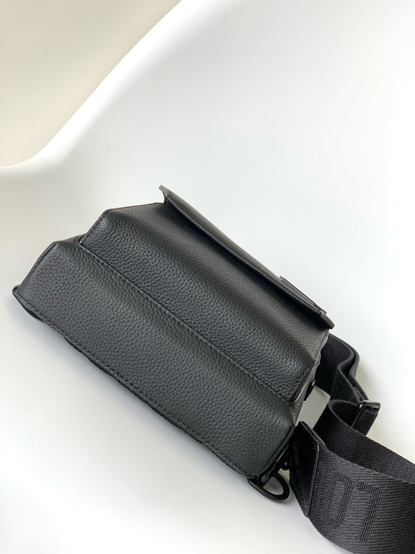 Borsa a tracolla LV Pilot 30 cm in pelle di vacchetta nera 241193
