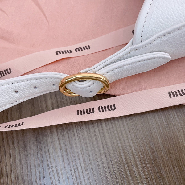 HOBO SHOULDER BAG 29 IN WHITE CALFSKIN GOLD HARDWARE