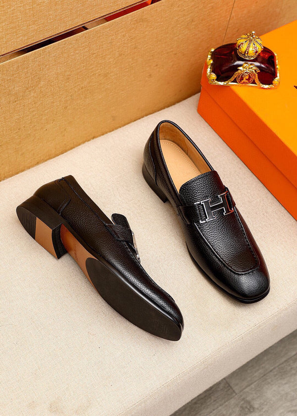 MOCASSINO NERO CON FIBBIA A H IN PELLE DI VITELLO MARTELLATA NERA