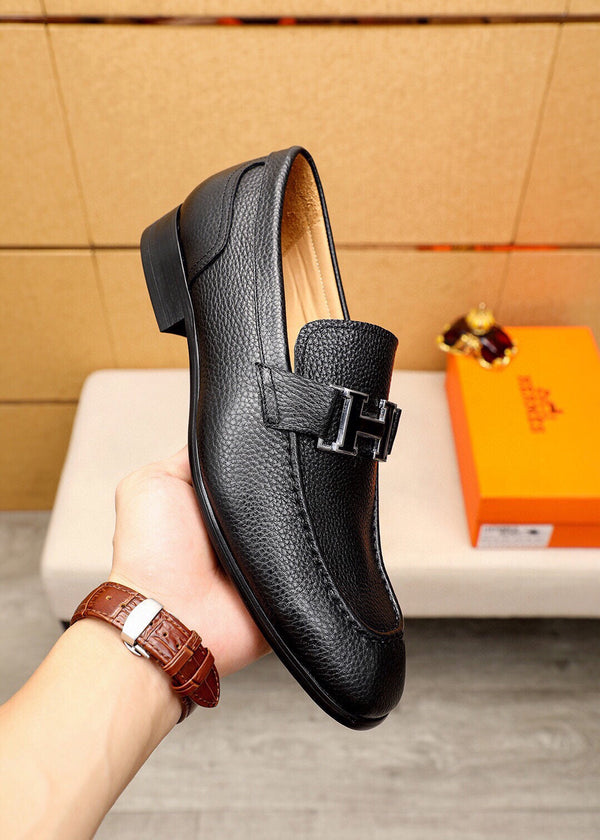 MOCASSINO NERO CON FIBBIA A H IN PELLE DI VITELLO MARTELLATA NERA