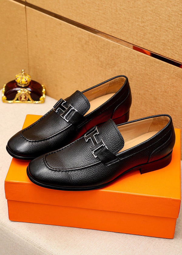 MOCASSINO NERO CON FIBBIA A H IN PELLE DI VITELLO MARTELLATA NERA