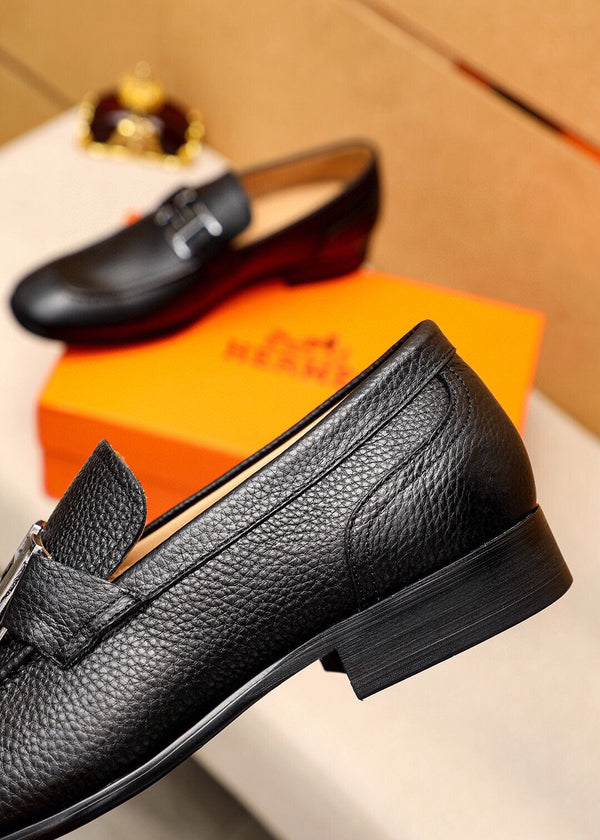 MOCASSINO NERO CON FIBBIA A H IN PELLE DI VITELLO MARTELLATA NERA