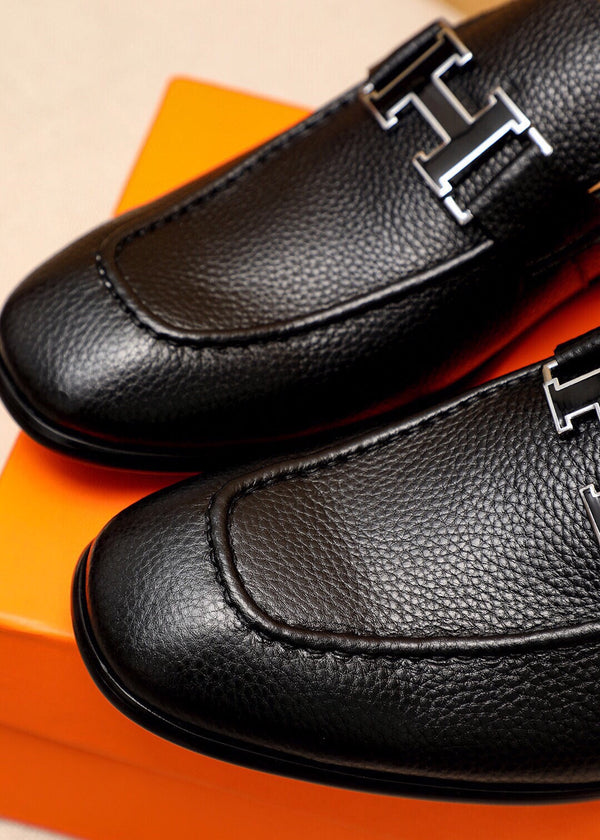 MOCASSINO NERO CON FIBBIA A H IN PELLE DI VITELLO MARTELLATA NERA