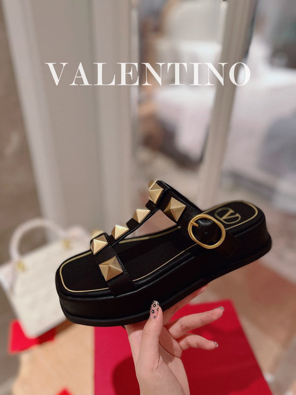 SANDALI ROCKSTUD CON PLATEAU IN PELLE DI VITELLO NERA