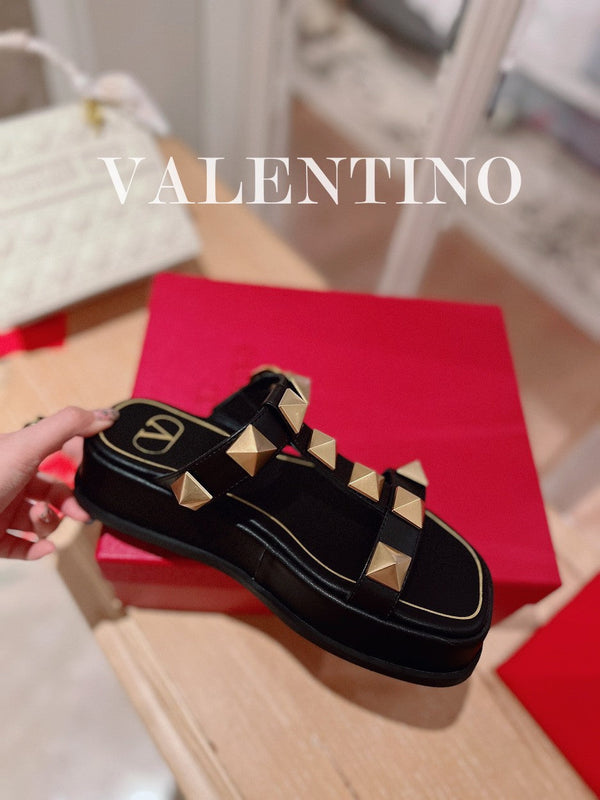 SANDALI ROCKSTUD CON PLATEAU IN PELLE DI VITELLO NERA