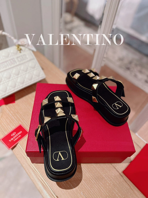 SANDALI ROCKSTUD CON PLATEAU IN PELLE DI VITELLO NERA