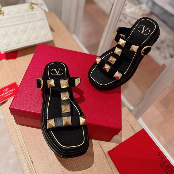 SANDALI ROCKSTUD CON PLATEAU IN PELLE DI VITELLO NERA