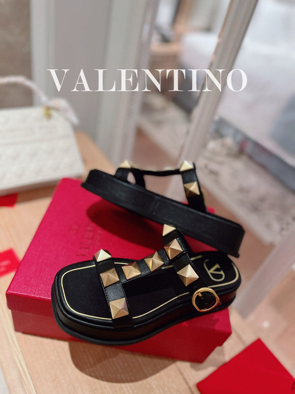 SANDALI ROCKSTUD CON PLATEAU IN PELLE DI VITELLO NERA