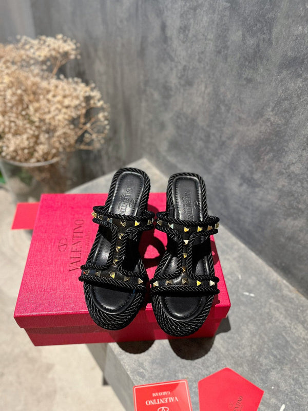 SANDALO ROCKSTUD IN NAPPA LAMINATA CON ZEPPA 100 MM NERO