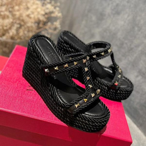 SANDALO ROCKSTUD IN NAPPA LAMINATA CON ZEPPA 100 MM NERO