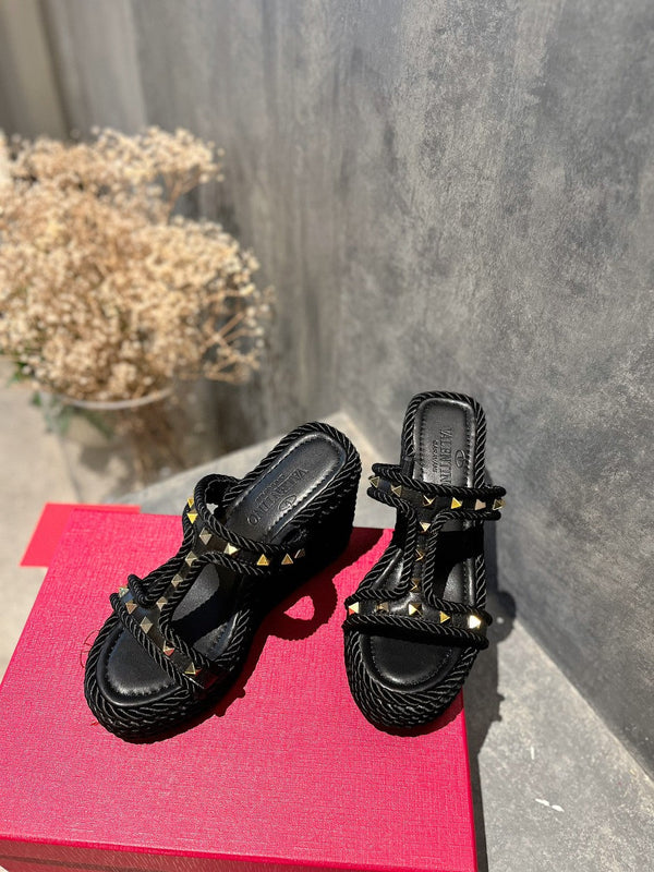 SANDALO ROCKSTUD IN NAPPA LAMINATA CON ZEPPA 100 MM NERO