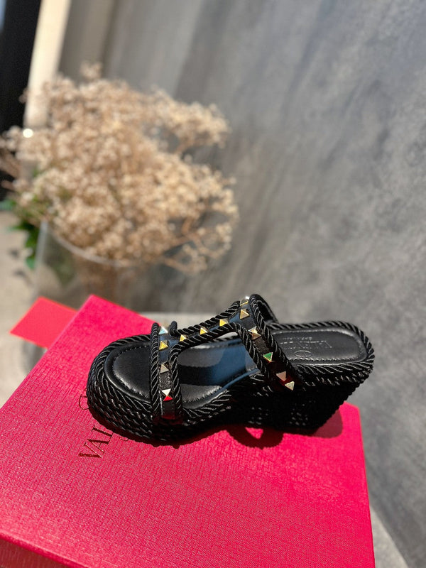 SANDALO ROCKSTUD IN NAPPA LAMINATA CON ZEPPA 100 MM NERO