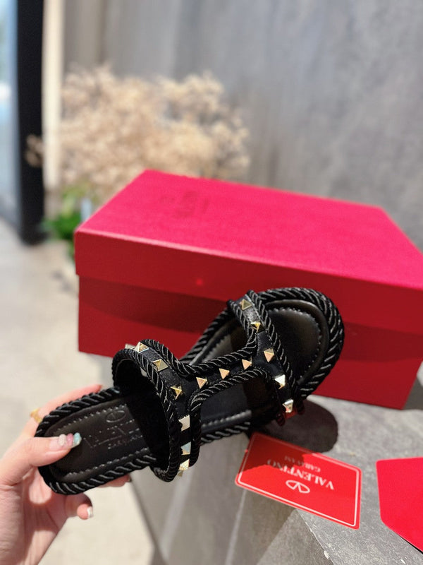 SANDALO ROCKSTUD IN NAPPA LAMINATA CON ZEPPA 100 MM NERO