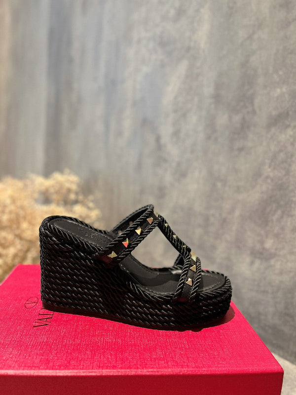 SANDALO ROCKSTUD IN NAPPA LAMINATA CON ZEPPA 100 MM NERO