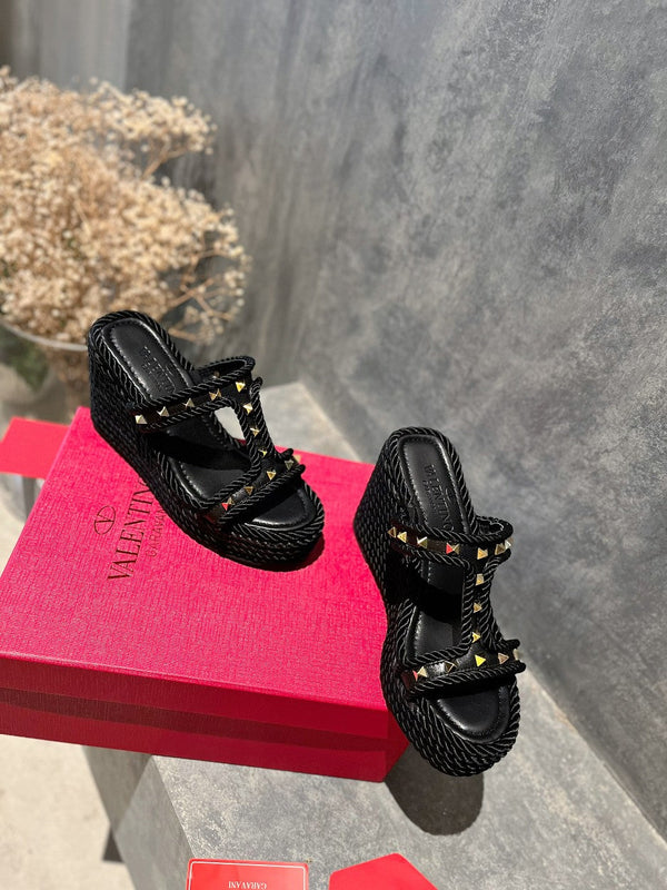 SANDALO ROCKSTUD IN NAPPA LAMINATA CON ZEPPA 100 MM NERO