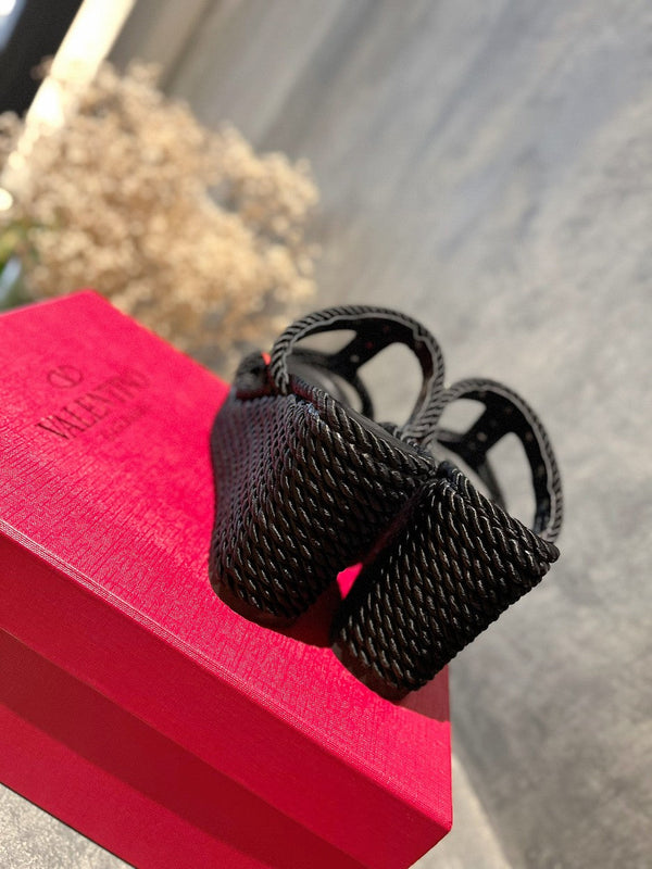 SANDALO ROCKSTUD IN NAPPA LAMINATA CON ZEPPA 100 MM NERO