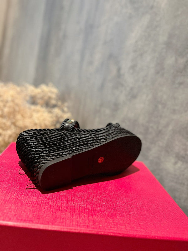 SANDALO ROCKSTUD IN NAPPA LAMINATA CON ZEPPA 100 MM NERO
