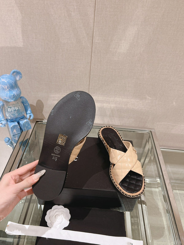 pantofole incrociate 30 beige nere trapuntate in pelle di agnello