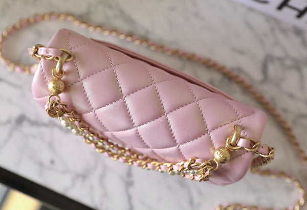 cc 24p mini borsa con patta 17cm pelle di agnello rosa perlato catena di perle